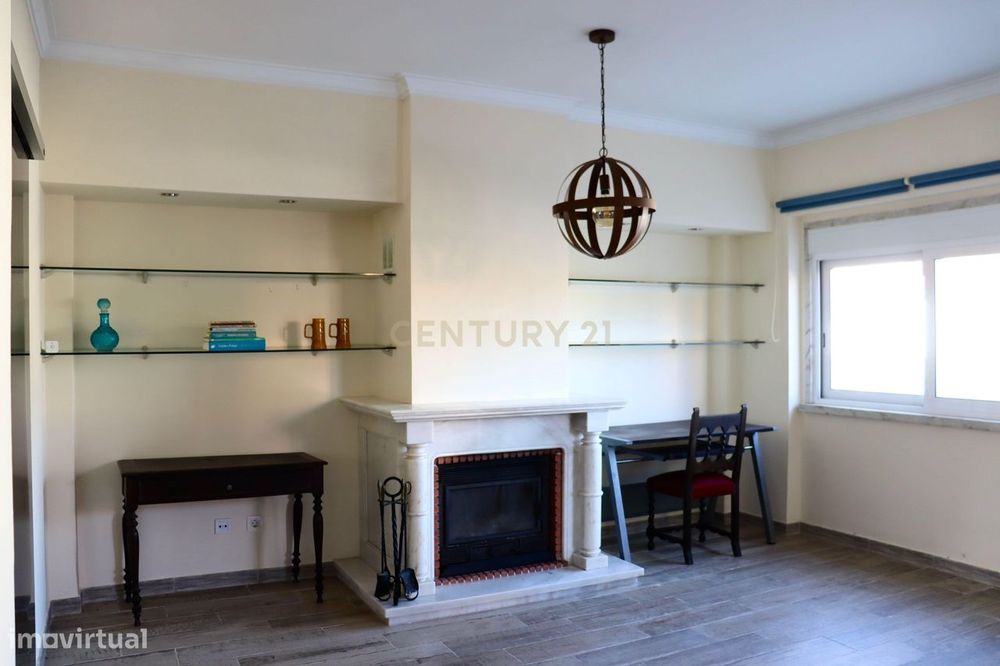 Arrenda-se Moradia T2 com Quintal Privativo, Anexo e Garagem em Alguei