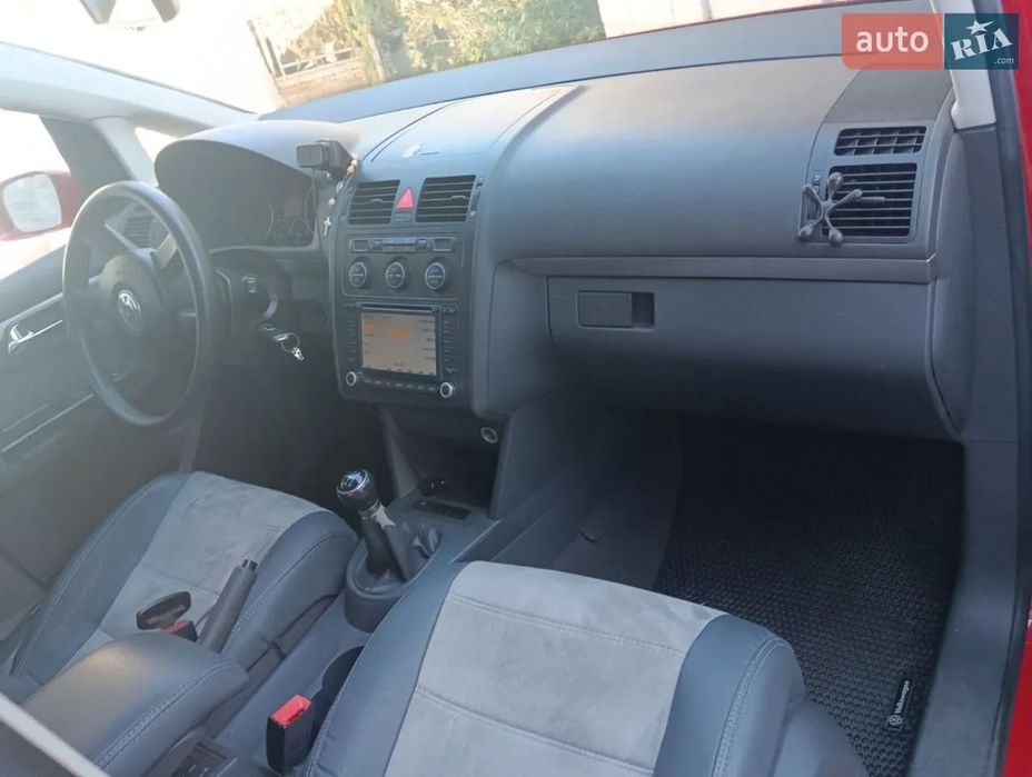 Автомобіль фольцваген туран