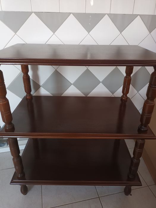 Mesa em Madeira para TV por exemplo