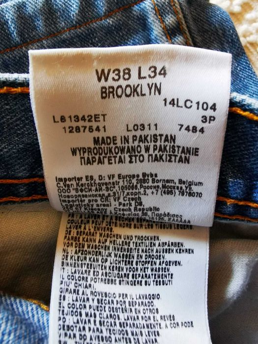 Calças de ganga e blusas Zara, Timberland e outras roupas