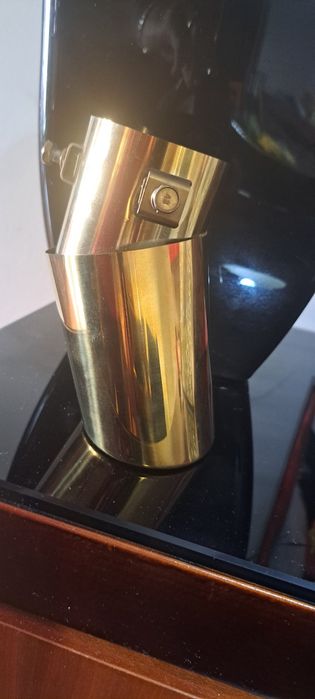 Ponteira de escape dourada