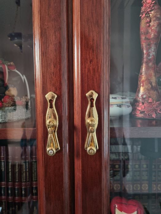Vitrine em madeira de mogno