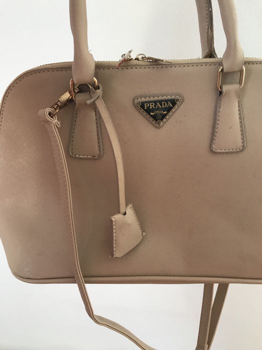 Bezowa torebka średniej wielkości dwa sposoby noszenia