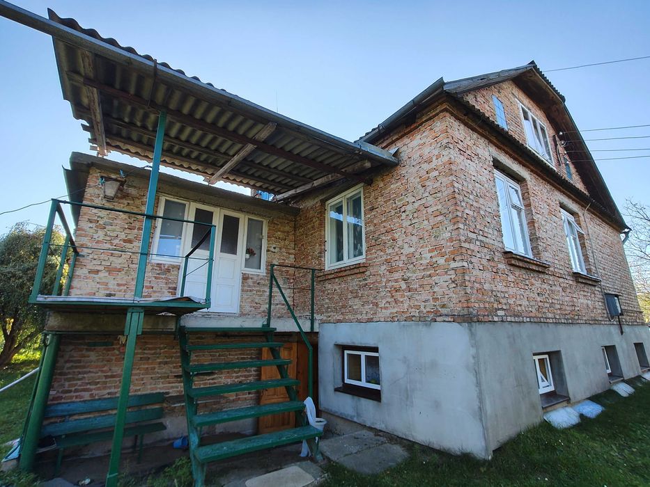 Добротний цегляний будинок з усіма зручностями в с.Плоска