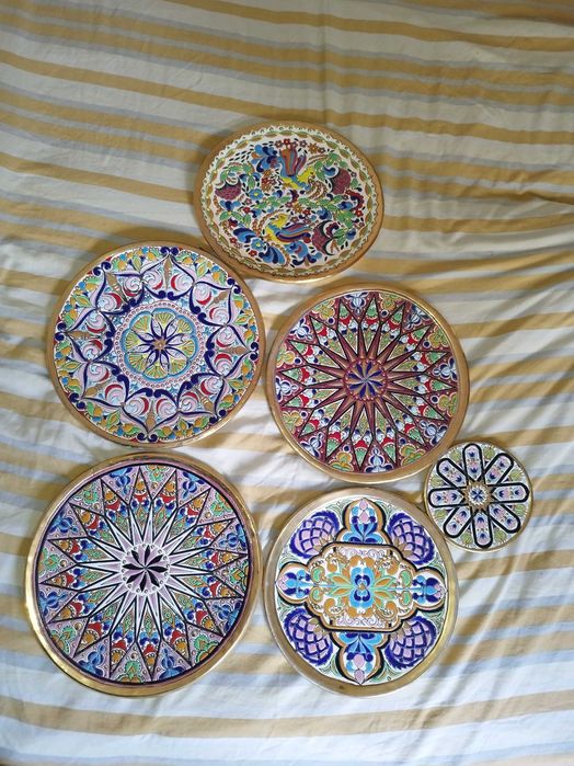 Pratos pintados a mão em esmalte e ouro de ley