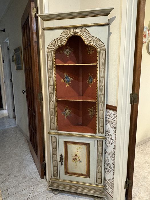 Móvel de canto em madeira pintada