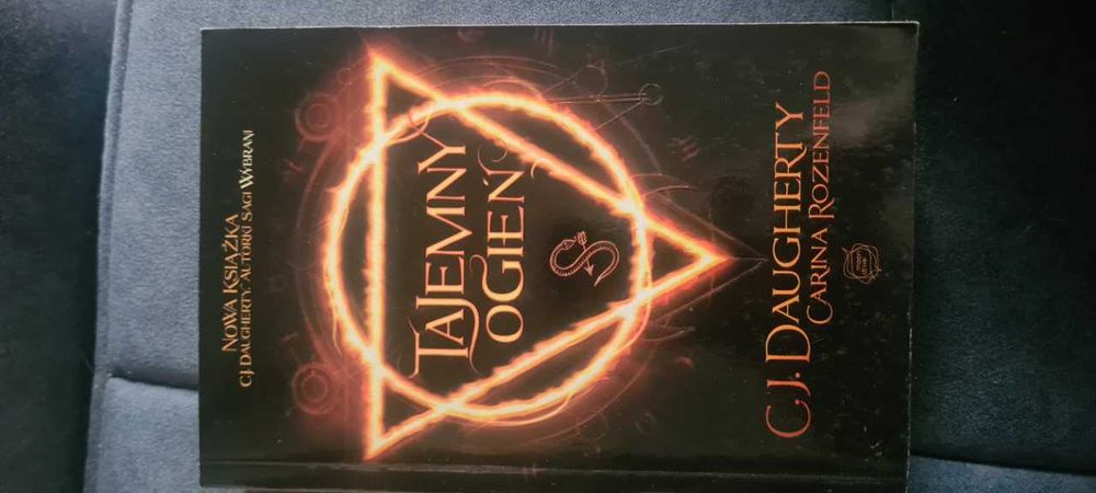 Tajemny ogień, C.J. Daugherty Carina Rozenfeld
