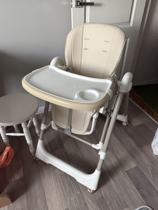Продам дитячі стільчик для годування Carrello Caramel