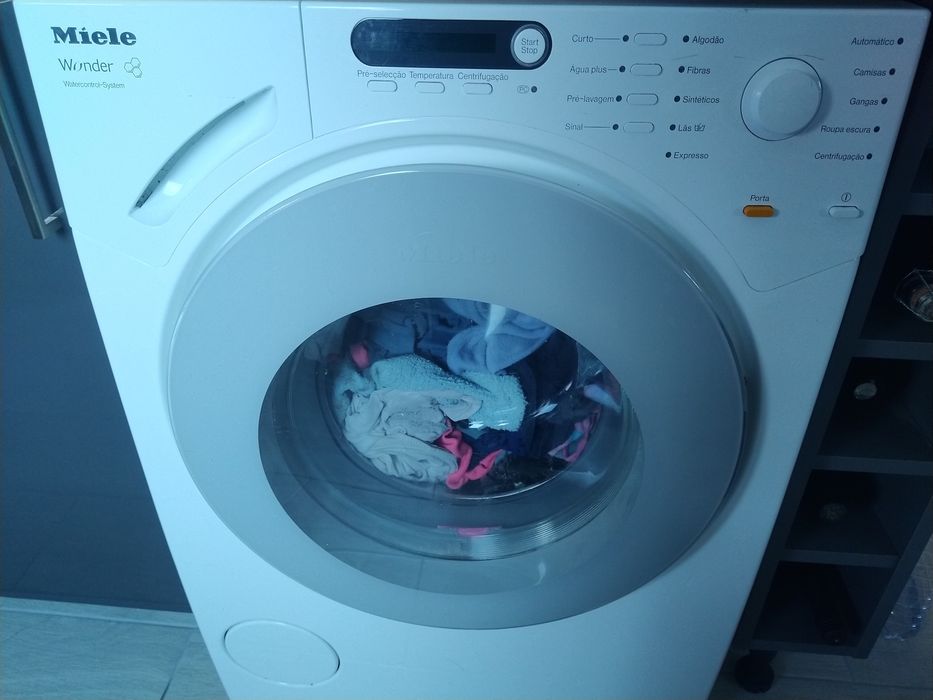Máquina de lavar roupa Miele W1734 – para peças / não liga