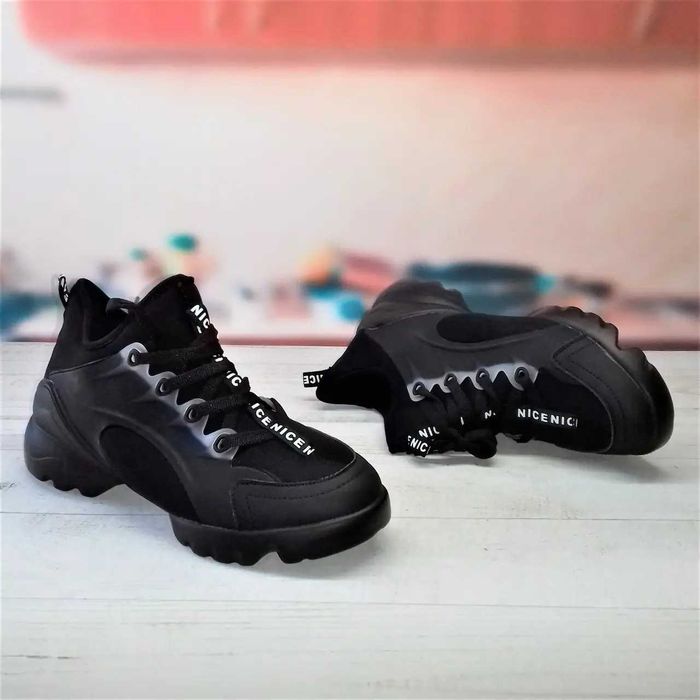 Кроссовки черного цвета