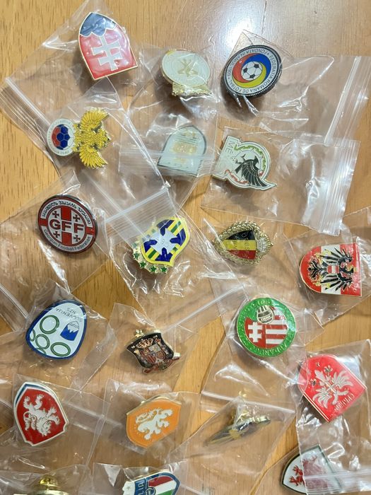 Odznaki / wpinki klubów piłkarskich i reprezentacji krajowych