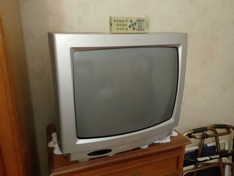 Televisão antiga com comando