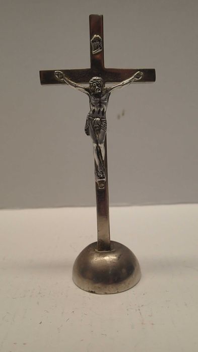 Crucifixos antigos em metal