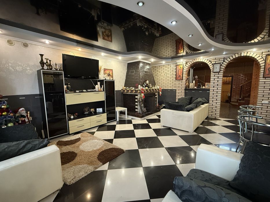 Укомплектований будинок з бомбосховищем