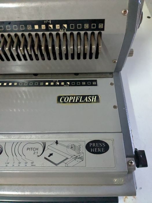 Máquina de encadernar argolas WireMac 31