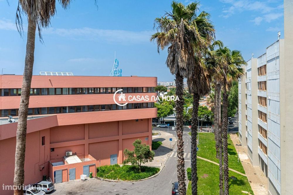 Apartamento T2 para renovação com vista mar  Alto da Barra, Oeiras