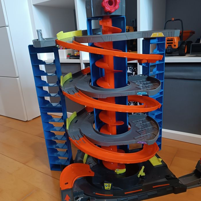 HOT WHEELS City zakręcony garaż