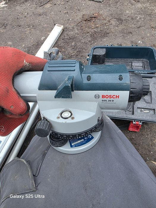 Sprzedam niwelator komplet z stojakiem .