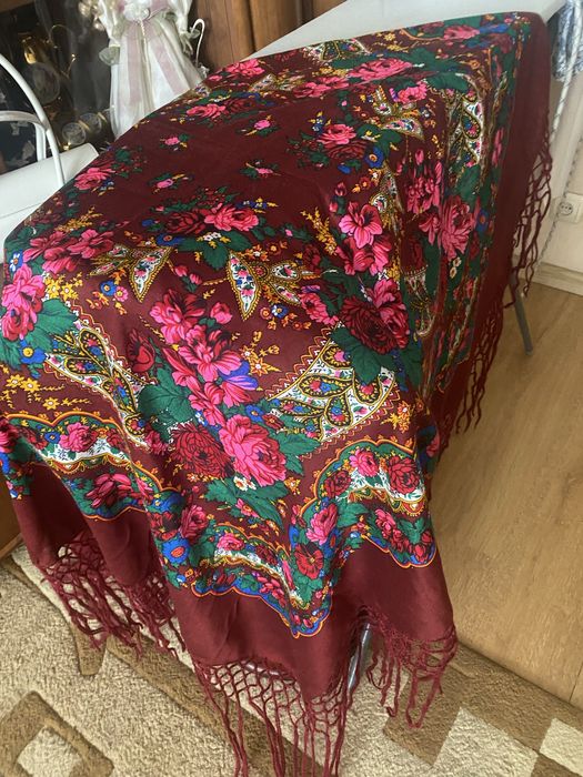 Продам хустку традиційну 130*130 з китицями