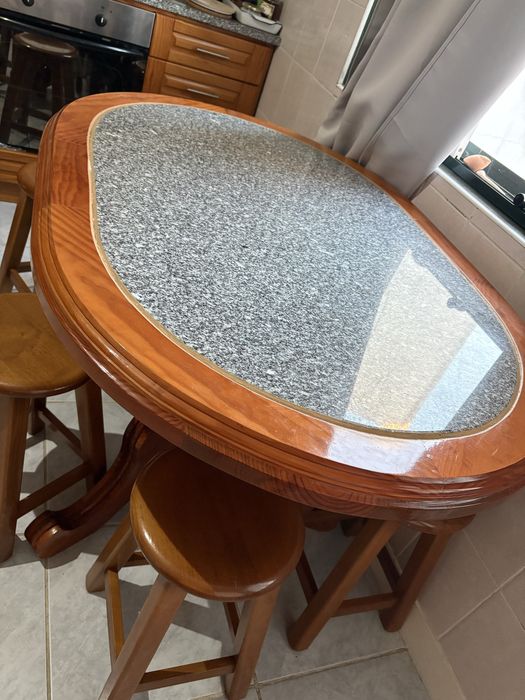 Mesa de madeira com mármore + 6 bancos