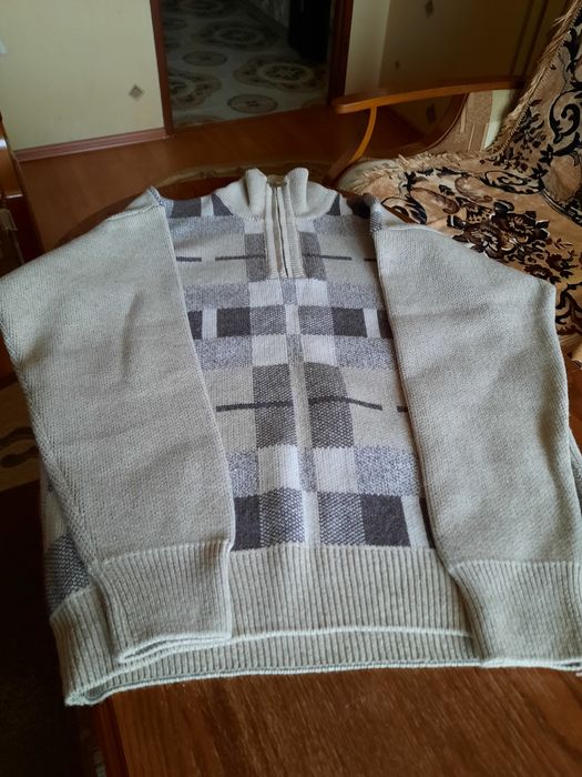 Sweter męski /stójka na suwaku/.