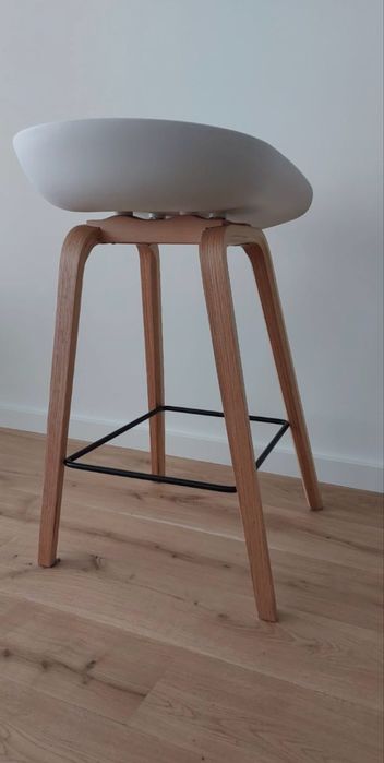 Bancos altos em madeira