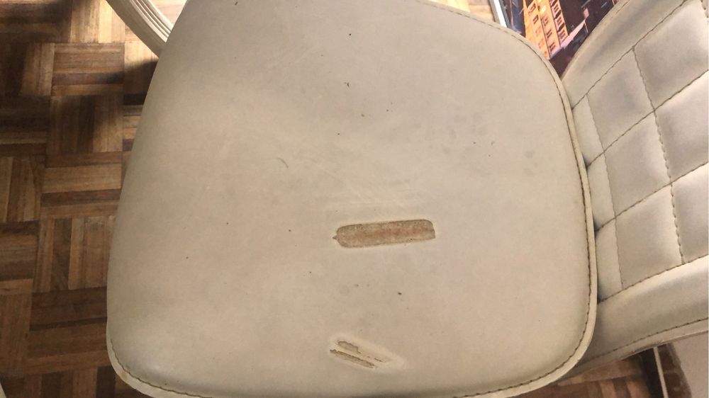 Mesa retratil 4/6 lugares com 6 cadeiras brancas