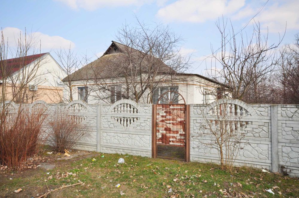 Будинок біля магазину в центрі с. Фурси!