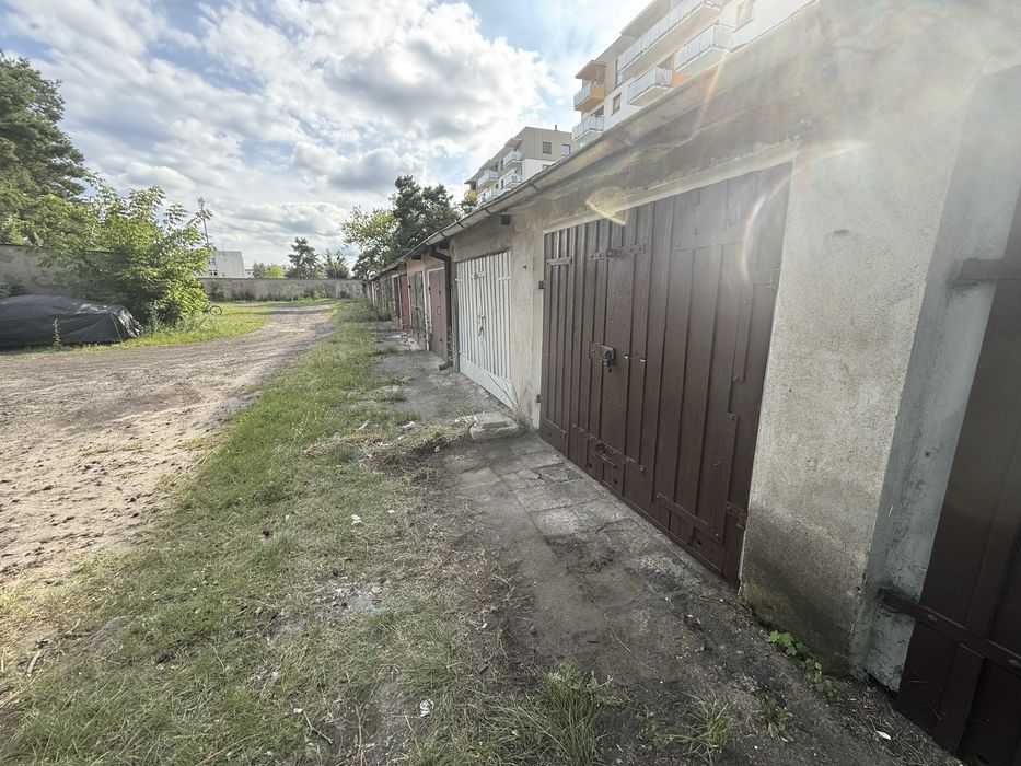 Garaż murowany Powstańców Warszawy