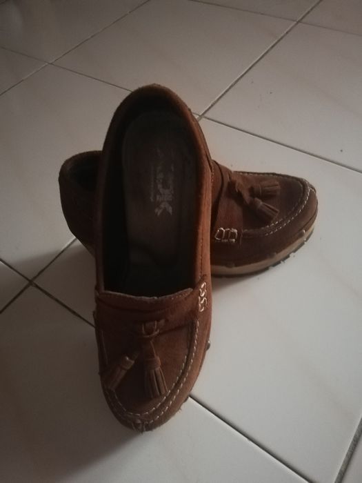 Sapatos camurça com sola de madeira