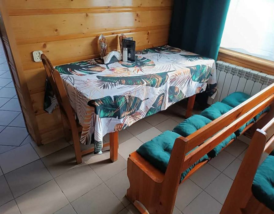 Sprzedam stoły  krzesła ławy że schowkiem