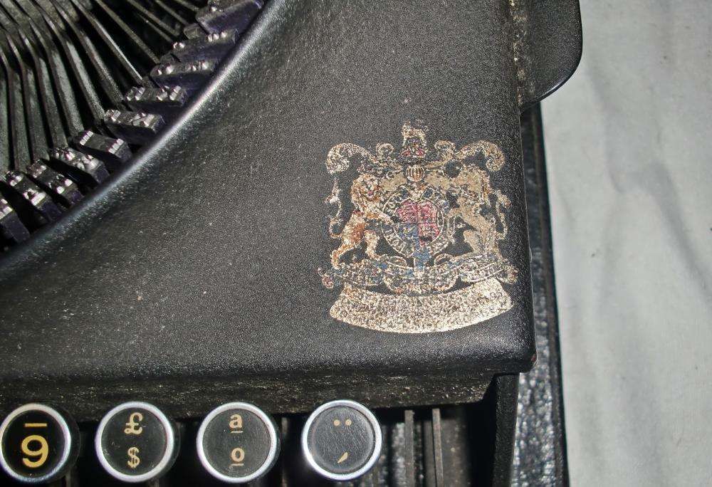 Máquina de escrever antiga Imperial com caixa de transporte