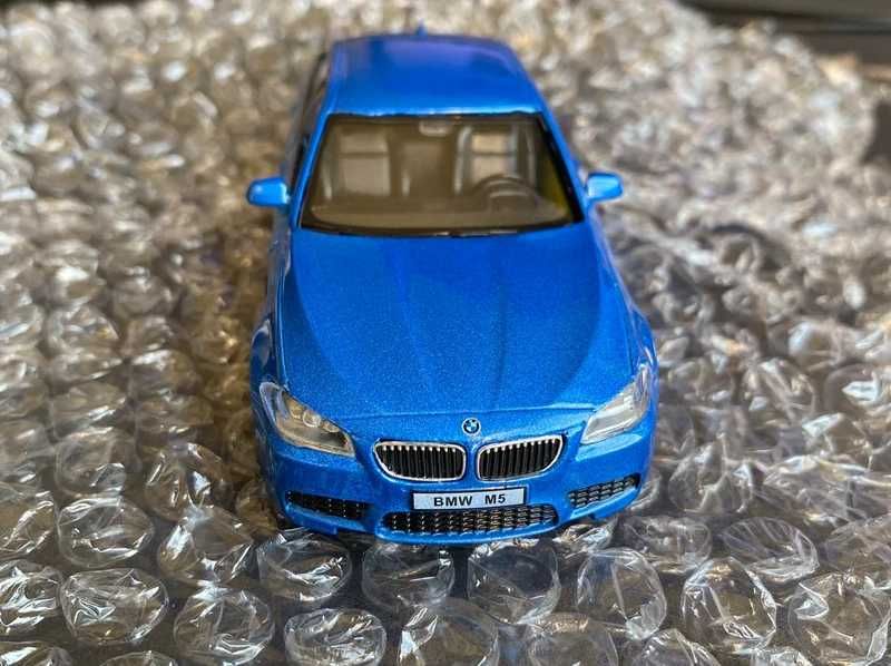 Model BMW M5 F10 (Niebieski) - 1:32 Otwierane Drzwi Napęd Pull-Back!