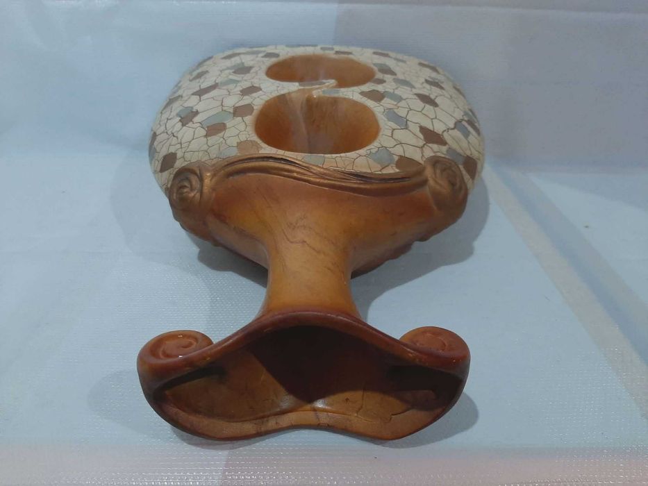 Pięknie zdobiony wazon ceramiczny