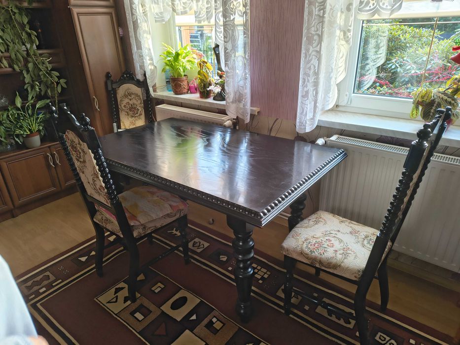 Stół i krzesła komplet