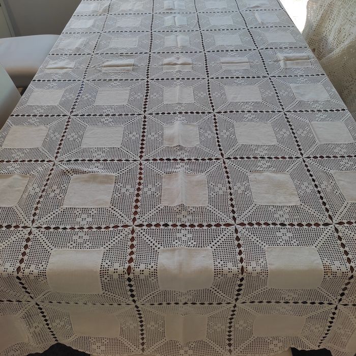 Toalha de mesa em linho e crochê
