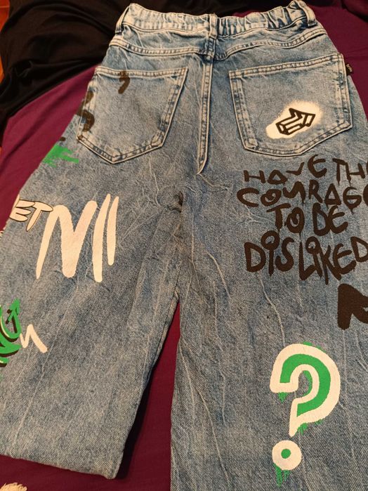 Calça de ganga da Bershka com.desenhos n 32