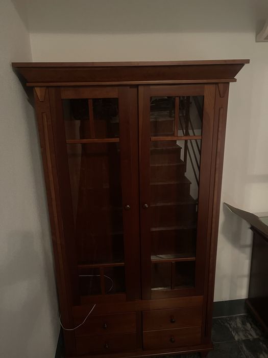 Cabine / Vitrine em madeira maciça com portas em vidro – clássica