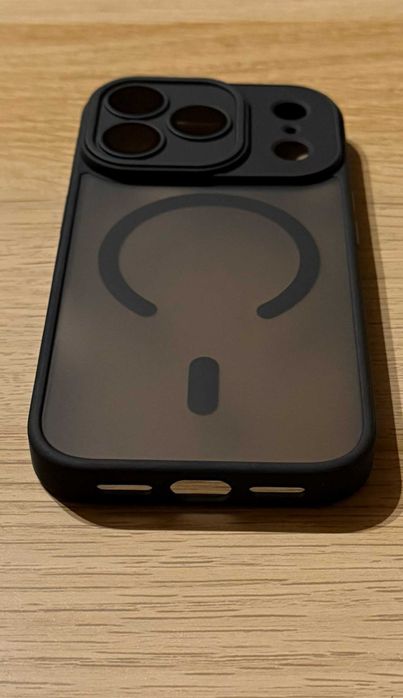 Etui iPhone 17 Pro MagSafe z osłoną aparatu półprzezroczyste czarne