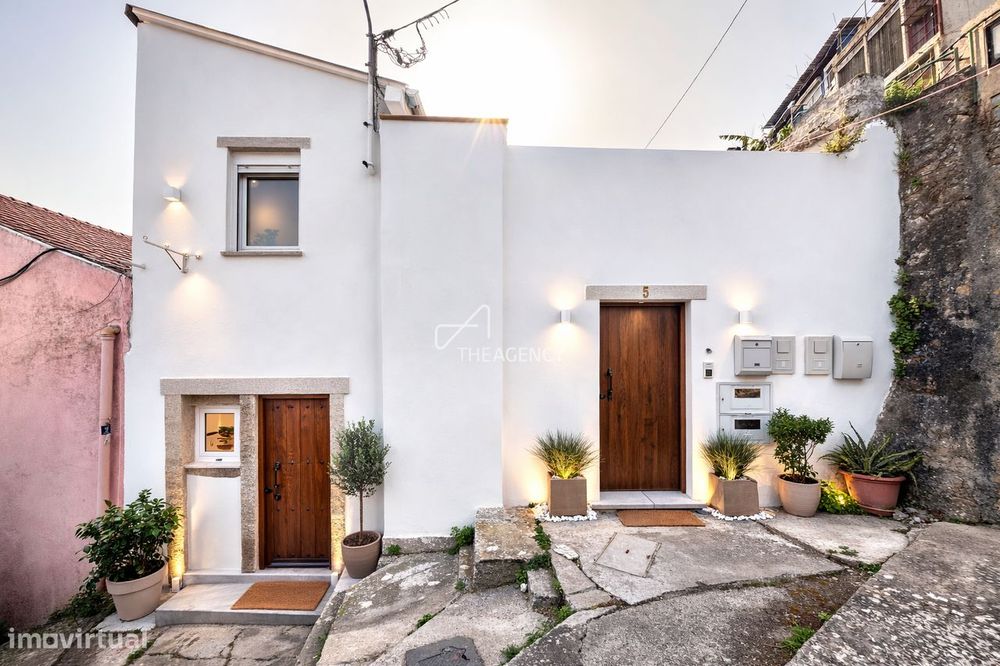 Prédio p/ Investimento em Alhandra  - 2 Estúdios para Restaurar