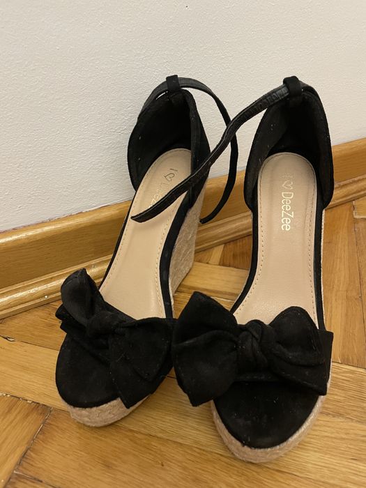 Buty na koturnie z kokardka