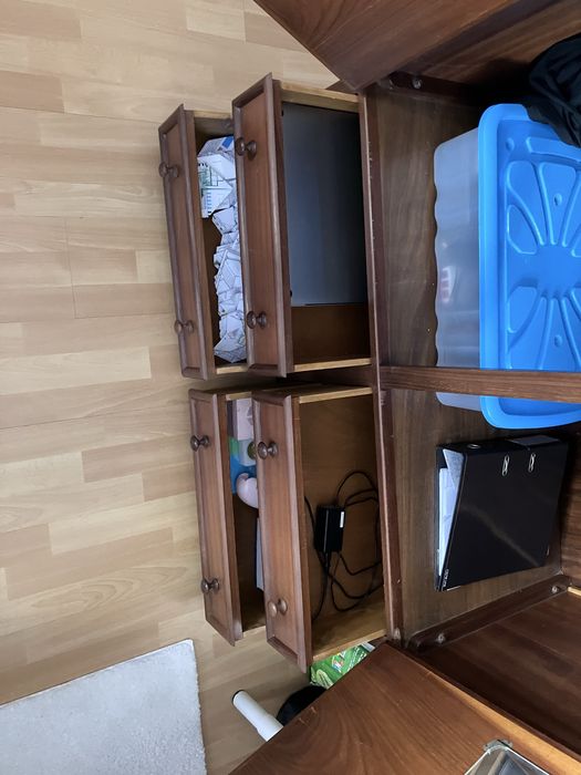 Roupeiro de 2 portas e 4 gavetas
