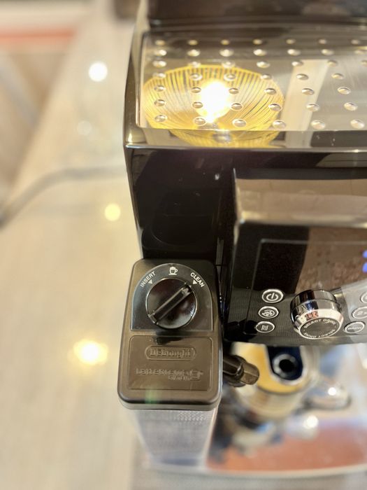 Автоматична кавоварка De'Longhi ECAM 23.260.B Cappuccino Smart.