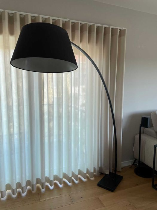 Candeeiro de pé de aço e mármore preto