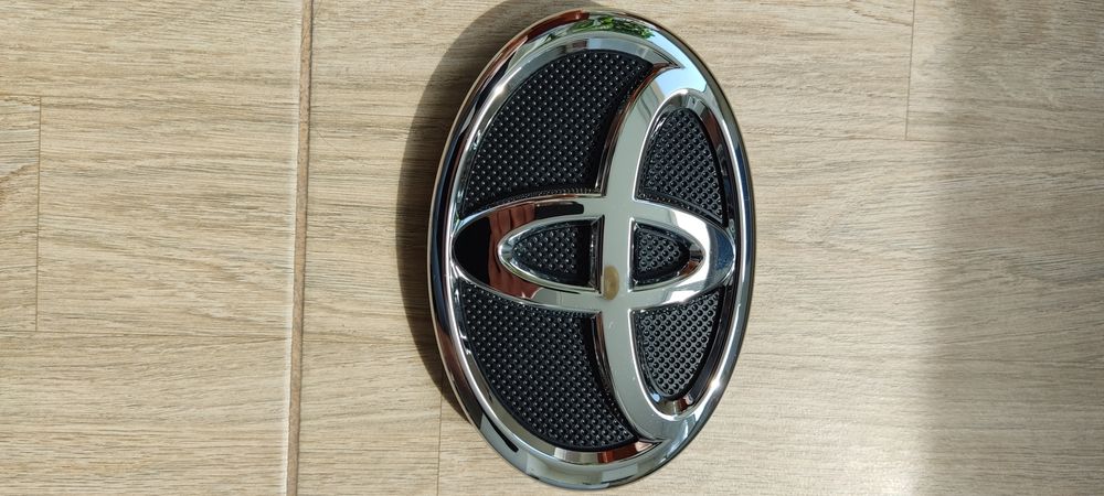 Продам значок на Toyotu