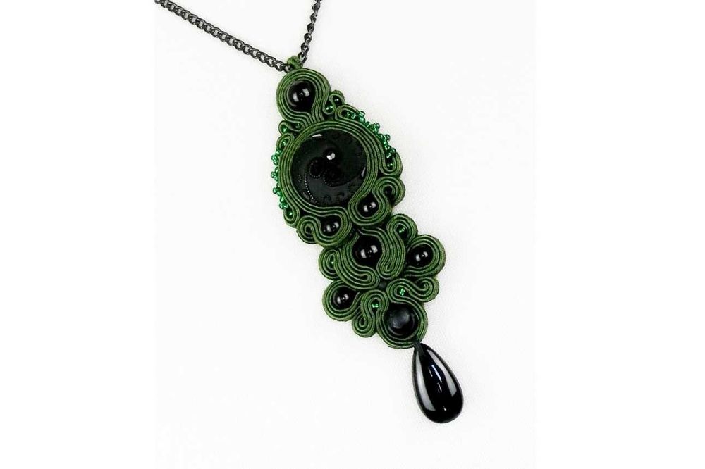 Długi naszyjnik wisior soutache zielony khaki czarny kamień łańcuch