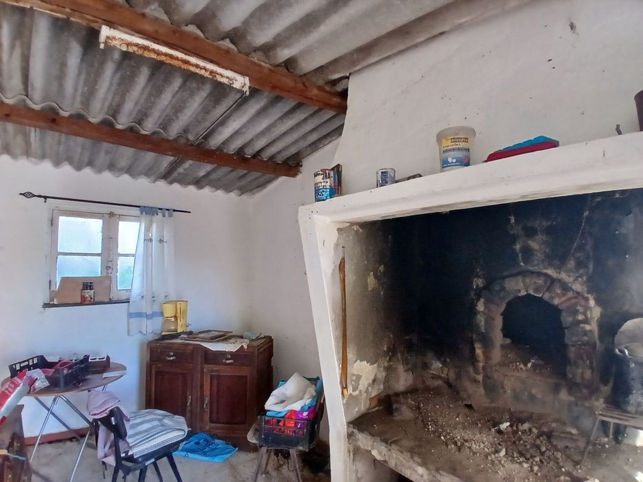Moradia antiga, anexos, garagem e quintal