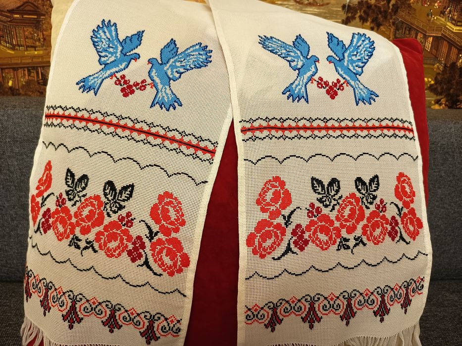 Вишитий нитками рушник на весілля