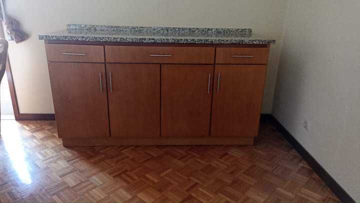 Armário de madeira maciça e puxadores modernos