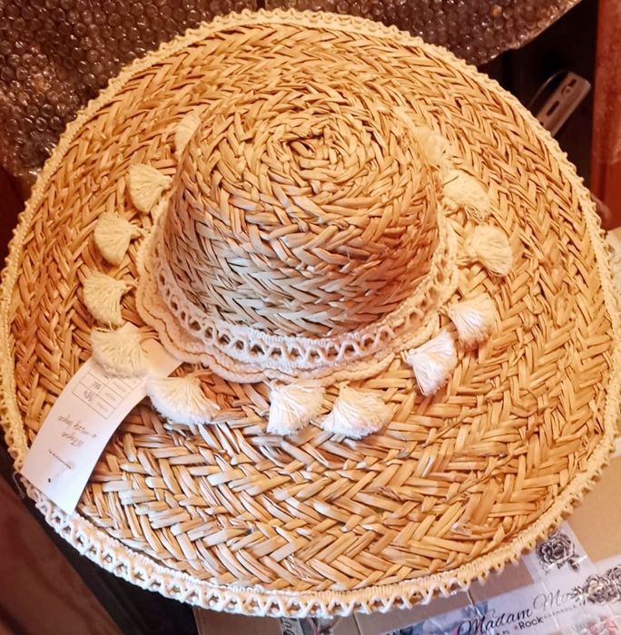 Nowy śliczny, stylowy, duży, beżowy kapelusz boho z chwostami